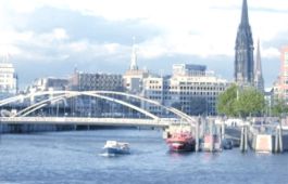 Blick über Hamburger Rathaus und Alster